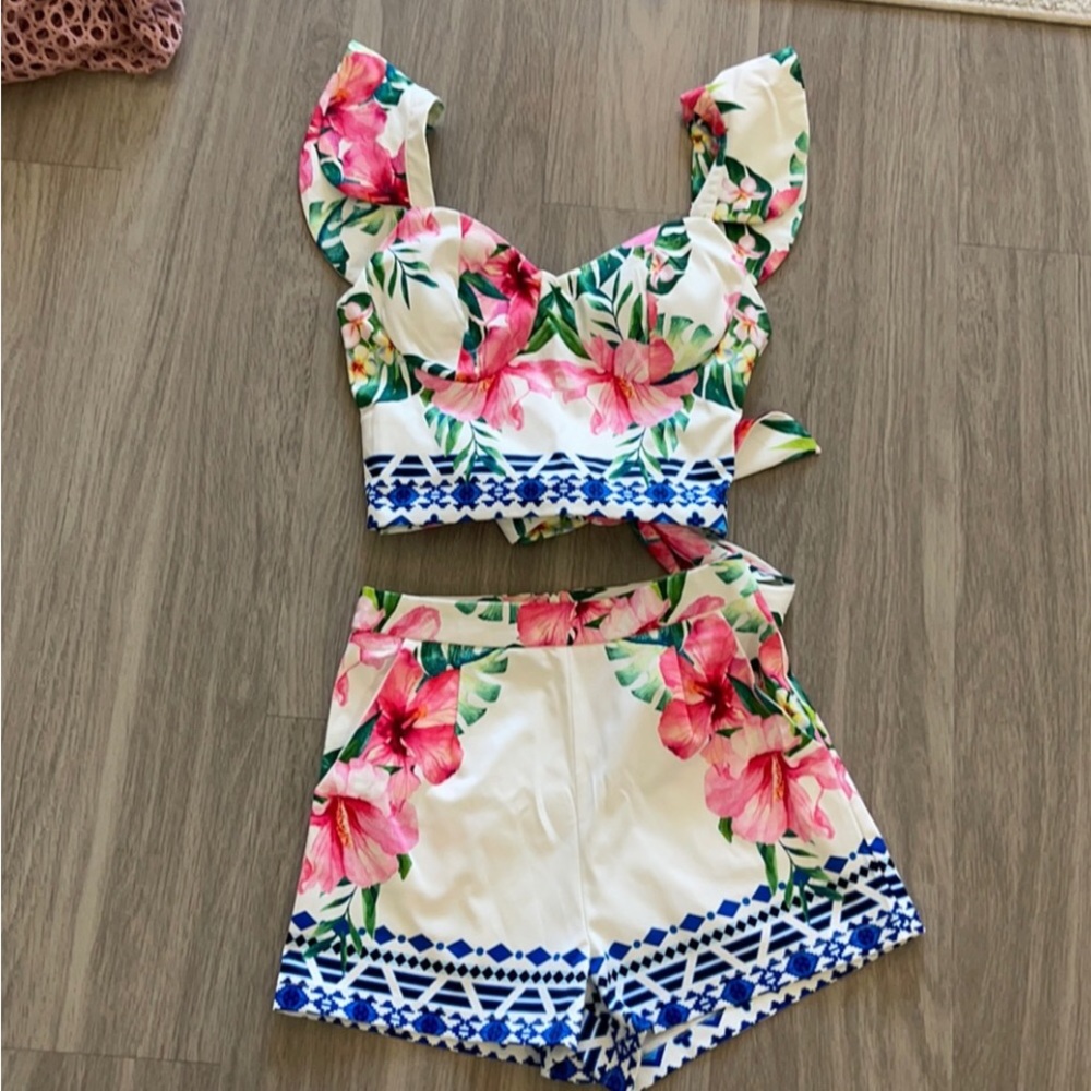 NEW CHICWAYS White Floral Short Set Size Small NWOT - Picture 1 of 4